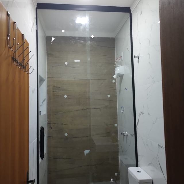 Box de vidro com perfil preto instalado em banheiro