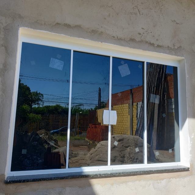 Janela de vidro de quatro folhas instalada
