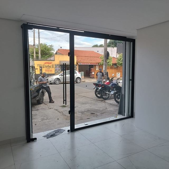 Porta de correr de vidro com perfil preto