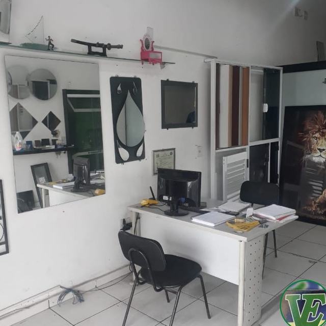 Espelhos e vidros em exposição na loja