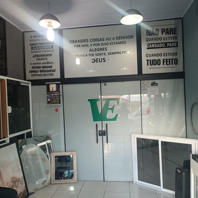 Interior da loja com vidros e esquadrias