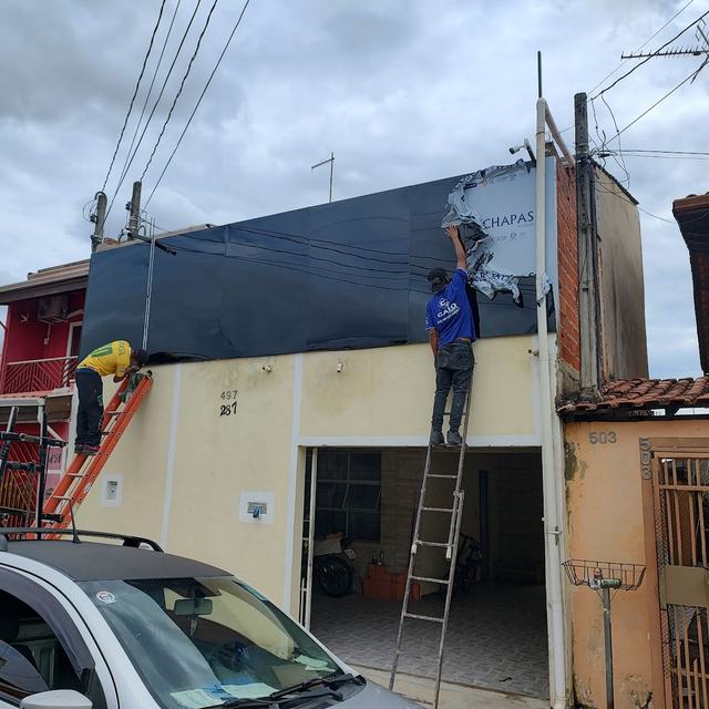 Instalador da Vidraçaria Evolução trabalhando em fachada